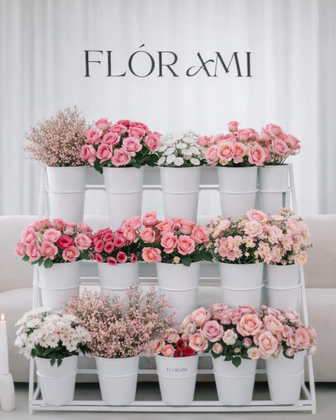 FLÓRAMI Flower Bar Aufbau mit Rosen und Blumen für Hochzeiten und Firmenevents in Augsburg